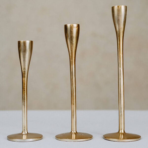 3 verschieden hohe, goldene Kerzenständer in antikem Design